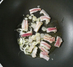rosolare guanciale e scalogno