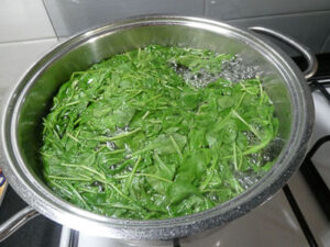 scottare la rucola in acqua