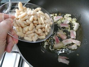 unire i fagioli al guanciale rosolato