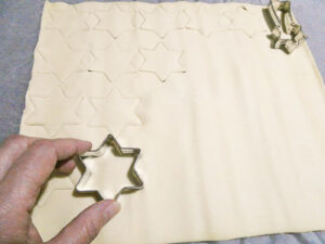 ritagliare stelline di pasta sfoglia