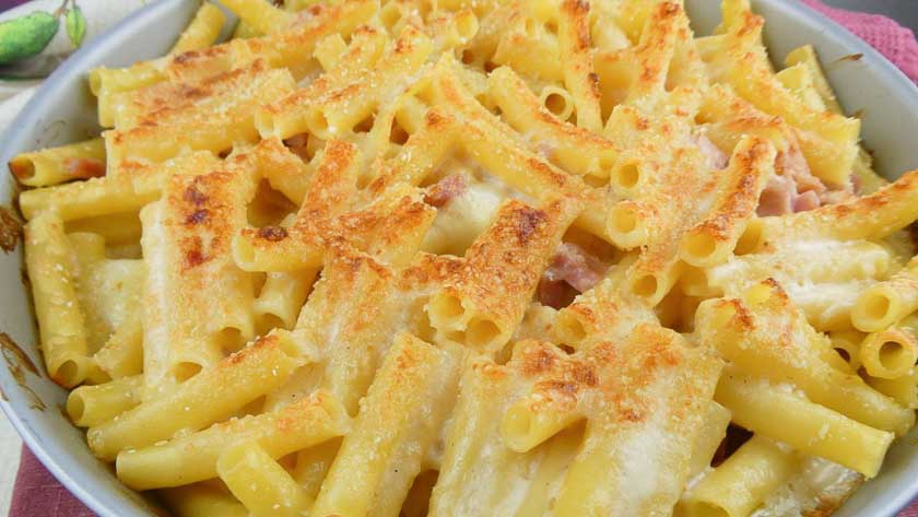 Pasta al forno semplice con besciamella e prosciutto (ricetta veloce per principanti)