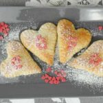 Cuori di pasta sfoglia con cioccolato e ciliegia