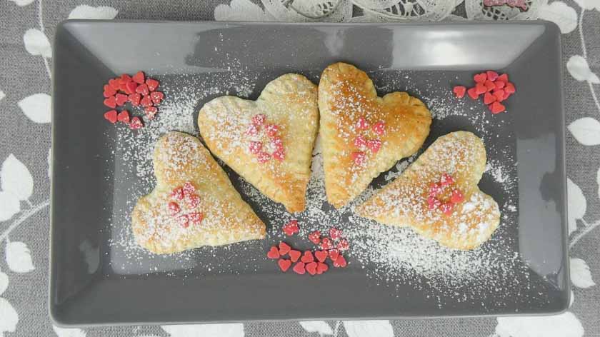 Cuori di pasta sfoglia con cioccolato e ciliegia
