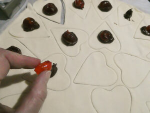 Cuoricini di sfoglia con crema al cioccolato e ciliegia candita
