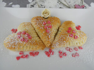 Dolci di pasta sfoglia per San Valentino facili e veloci