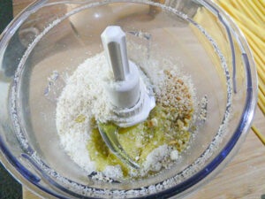 nocciole tritate con olio e parmigiano
