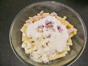 pasta con parmigiano, besciamella, prosciutto e provola