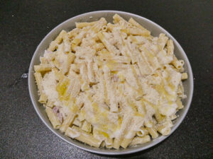 pasta condita con prosciutto, besciamella, provola e pangrattato in teglia