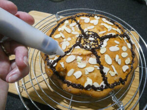 torta senza zucchero aggiunto fatta in casa decorata con cioccolato e mandorle