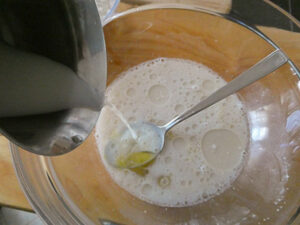 aggiungere acqua, latte, olio, uova