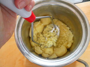 schiacciare le patate