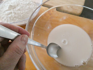 sciogliere il lievito con lo zucchero e acqua tiepida