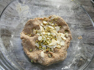 aggiungere nell'impasto la granella di pistacchio e le lamelle di mandorle.
