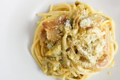 spaghetti quadrati con carciofi, guanciale e curcuma