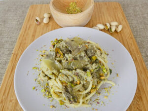 Spaghettoni cremosi con carciofi, capperi e pistacchi