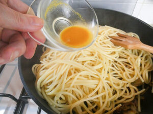 aggiungere la curcuma sciolta agli spaghetti con i carciofi