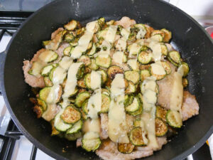 aggiungere leerdammer su scaloppine di maiale con zucchine
