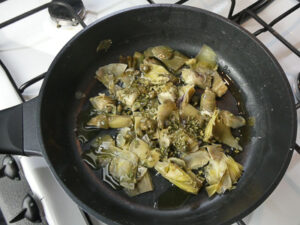 carciofi in padella con pistacchi e capperi