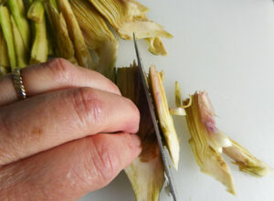 come tagliare i carciofi