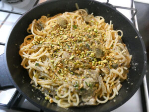 condire la pasta con crema e cuori di carciofi e pistacchi e capperi