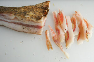 guanciale tagliato a fette sottili