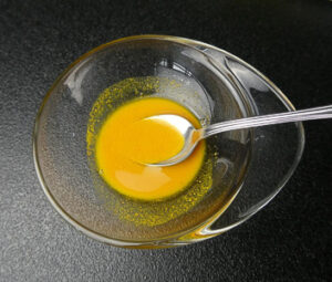 polvere di curcuma sciolta in acqua di cottura della pasta