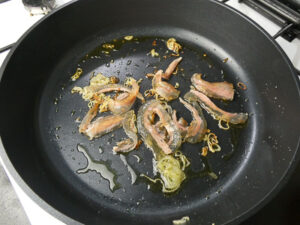 soffriggere il guanciale in padella