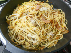 spaghetti in padella con carciofi e guanciale