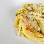 spaghetti quadrati con carciofi, guanciale e curcuma