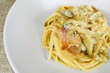 spaghetti quadrati con carciofi, guanciale e curcuma