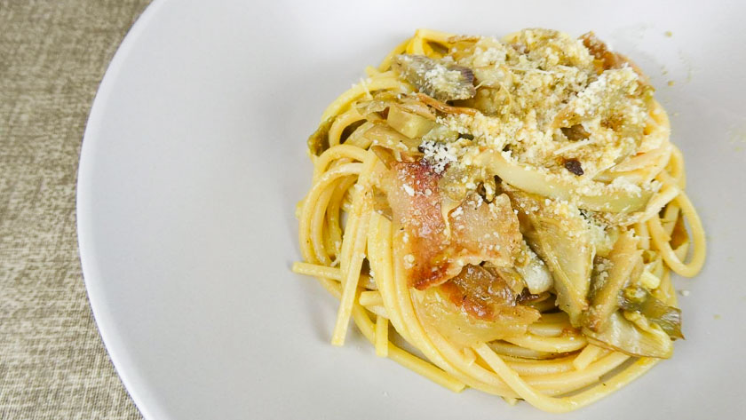 spaghetti quadrati con carciofi, guanciale e curcuma