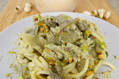 Spaghettoni con cuori di carciofo, pistacchi e capperi