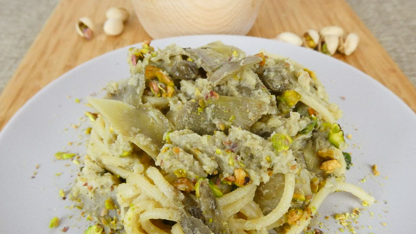 Spaghettoni con cuori di carciofo, pistacchi e capperi