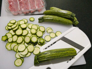 zucchine tagliate a rondelle con mandolina