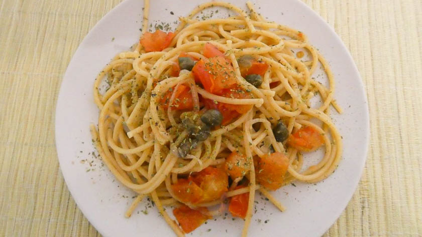 Pasta con acciughe e capperi ricetta estiva facile e veloce