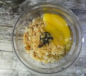 frullare ceci con uova e pane