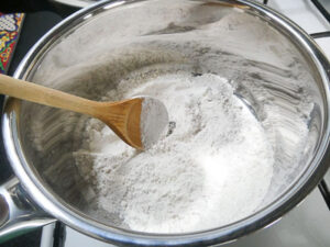 mescolare l'amido di mais, la stevia, il pizzichino di cannella e di sale.