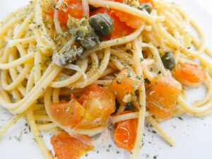 Spaghetti veloci con acciughe e capperi