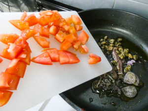 aggiungere il pomodoro al soffritto