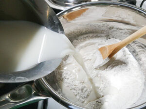 versare latte sull'amido di mais