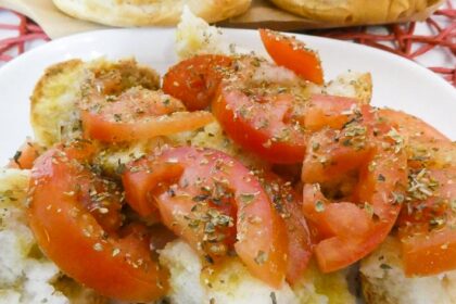 Panzanella campana: ricetta con taralli, pomodori e origano