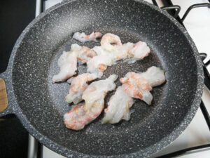 saltare la polpa degli scampi in padella