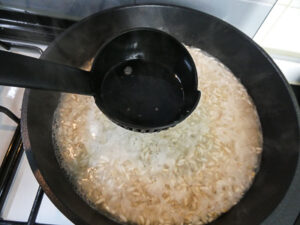 sfumare il riso tostato con brodo