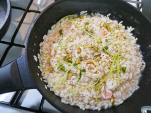risotto agli scampi mantecato agli agrumi con granella di pistacchi e zeste di limone