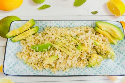 Insalata di riso integrale con avocado: ricetta ideale per il pranzo in ufficio