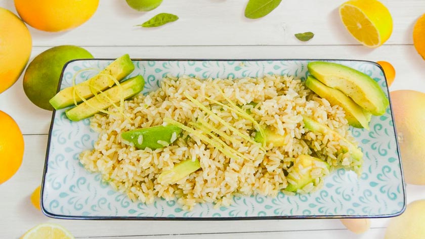 Insalata di riso integrale con avocado: ricetta ideale per il pranzo in ufficio