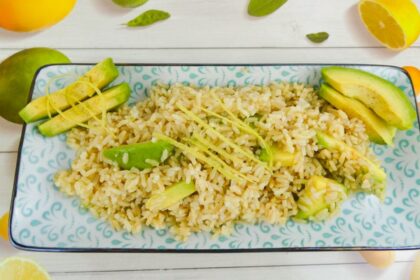 Insalata di riso integrale con avocado: ricetta ideale per il pranzo in ufficio