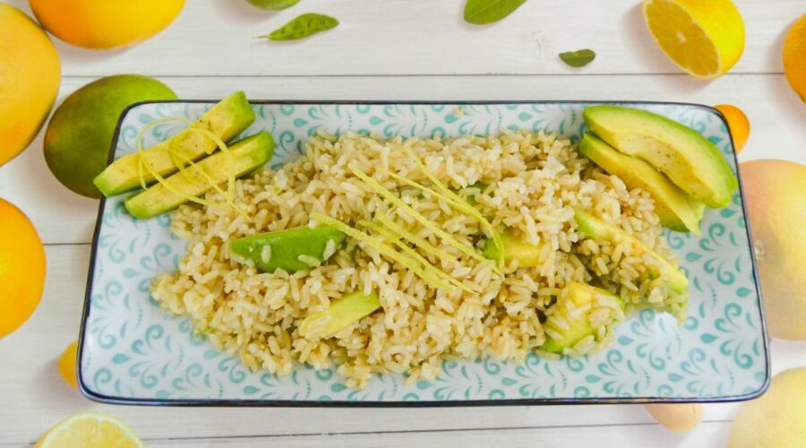 Insalata di riso integrale con avocado: ricetta ideale per il pranzo in ufficio