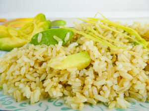 insalata di riso integrale fredda servita con avocado hass a fette e zeste di limone